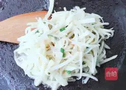 Illustration of how to make spiced potato pancakes 7