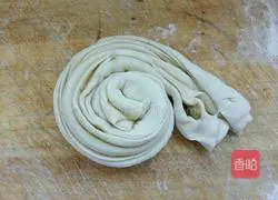 Illustration of how to make cake crust with hands 8