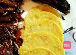 Illustration of how to make cumin pancakes with roast duck 5