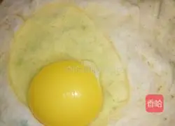 Illustration of how to make zucchini egg pancakes 3