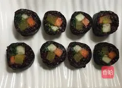 Illustration of how to make black rice sushi 8