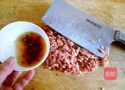 Illustration of how to make layers of fragrant mutton patties 1