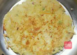 Illustration of how to make shredded potato and egg pancakes 9