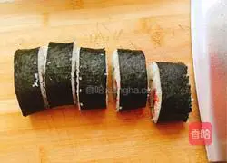 Illustration of how to make fruit sushi 5