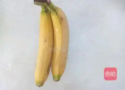 Illustration of how to make banana egg pancakes 1