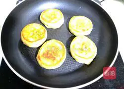 Illustration of making black sesame and sweet potato dough cake 23