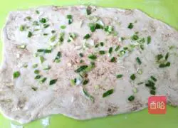 Illustration of how to make salt and pepper scallion pancake 9