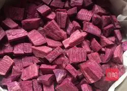 Illustration of how to make purple sweet potato cake 1