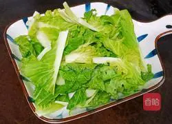 Illustration of how to make fried rice noodles with meat patties and eggs 4