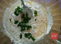 Illustration of how to make scallion egg pancake 4