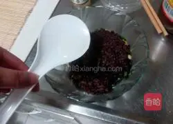 Illustration of how to make tomato, caviar and purple rice sushi 3