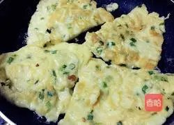 How to make egg and scallion pancakes Illustration 9