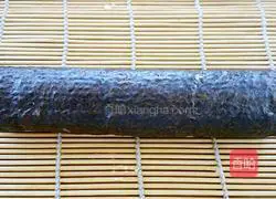 Illustration of how to make avocado sushi 9