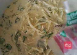  Illustration of how to make egg pancakes with shredded potatoes and tomato sauce 6