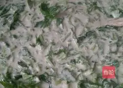 Illustration of how to make small celery soft dough pancakes 2