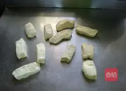 Illustration of how to make crispy five-spice sesame cake 3