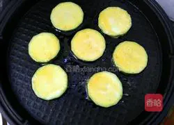 Illustration of how to make pan-fried zucchini pancakes 11