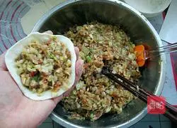 Illustration of how to make beef and cabbage pie 8