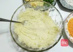 Illustration of how to make fried potato pancakes 3