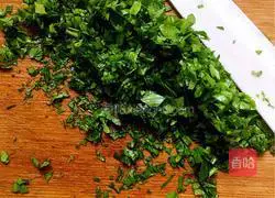 Jade Jade Fan-Celery Leaf Omelette Recipe Illustration 3