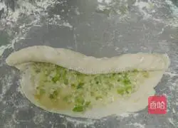 Illustration of how to make green onion cake 4