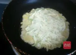 Illustration of how to make zucchini, shrimp skin and egg pancakes 6