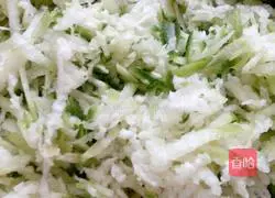 Illustration of how to make shredded radish egg cake 1