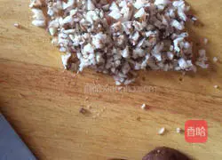 Illustration of how to make mushroom and chicken cake 2