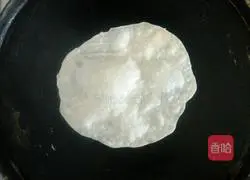 Illustration of how to make lettuce, ham and egg burritos 3