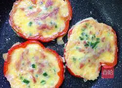 Illustration of how to make colorful pepper and bacon egg pancake rings 8