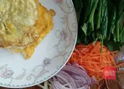 Illustration of how to make vegetable sushi rolls 1