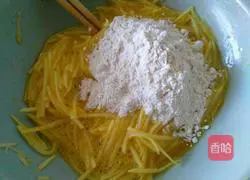 Illustration of how to make pan-fried potato and egg pancakes 4