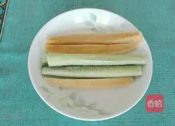 Illustration of how to make meat floss, banana and cucumber sushi 6