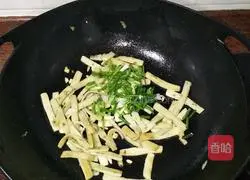 Illustration of how to make fried fish cakes with green onions 10