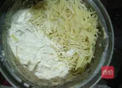 Illustration of how to make egg and potato pancakes 1