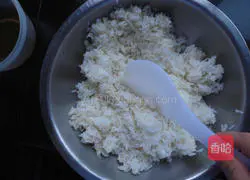 Illustration of how to make salad meat floss sushi roll 3