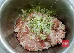 Illustration of how to make carrot and mushroom meat pie 7