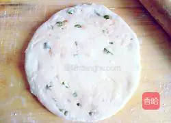 Illustration of how to make hot scallion pancakes 20