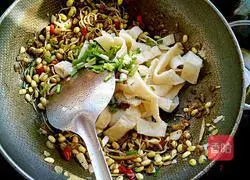 Illustration of how to make fried bean sprouts and shredded pancakes 11