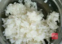 Illustration of how to make flavored enoki mushroom sushi 1