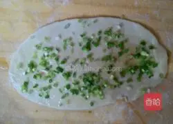 Illustration of how to make hot scallion pancake 6