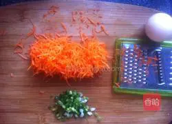 Illustration of how to make carrot and egg pancakes 1