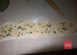 Illustration of how to make scallion pancake (dumpling skin version) 3
