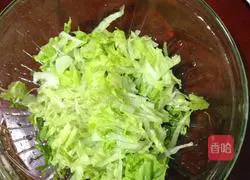 Illustration of how to make lettuce pancakes 1