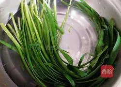 Illustration of how to make leek and potato pancakes 1