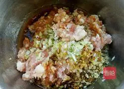 Illustration of how to make carrot and mushroom meat pie 8