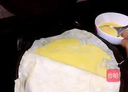 Illustration of how to make egg-filled pancakes 9