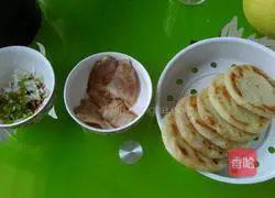 Illustration of how to make scallion pancakes 12