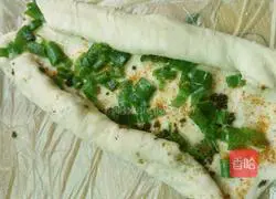 Illustration of how to make scallion pancakes 5