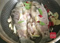 Illustration of how to make crucian carp cakes 7